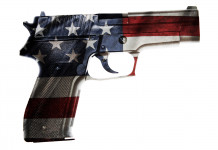 Vendita di armi in America: non cambia la tendenza Vendita di armi in America: pistola con bandiera americana