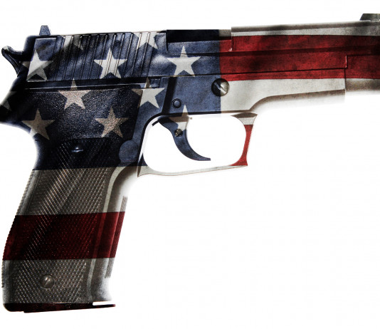 Vendita di armi in America: non cambia la tendenza Vendita di armi in America: pistola con bandiera americana