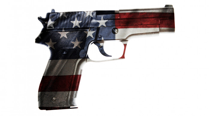 Vendita di armi in America: pistola con bandiera americana