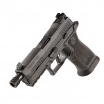 da sinistra, la sig sauer P320 XCarry Legion appoggiata sulla canna