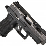 destra, la pistola microcompatta Sig Custom P320X Compact Spectre appoggiata sulla canna