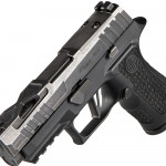 sinistra, la Sig Custom P320X Compact Spectre appoggiata sulla canna