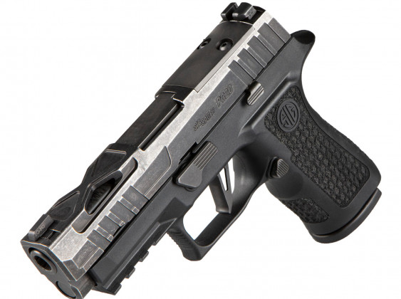 sinistra, la Sig Custom P320X Compact Spectre appoggiata sulla canna