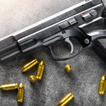 Acquisto di un’arma: che cosa dice la legge Acquisto di un’arma: pistola con munizioni
