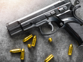 Acquisto di un’arma: che cosa dice la legge Acquisto di un’arma: pistola con munizioni