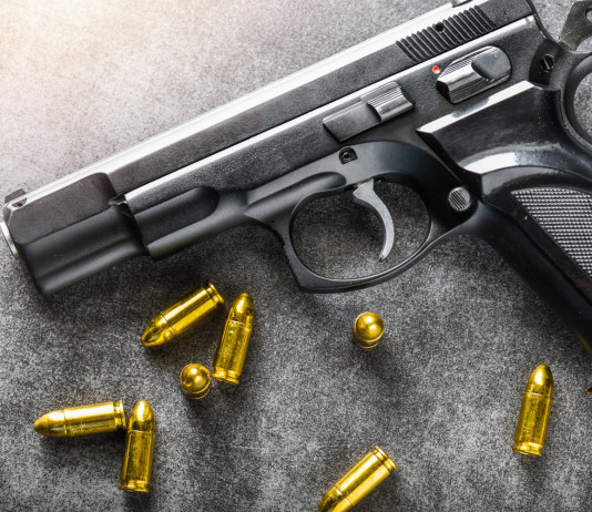 Acquisto di un’arma: che cosa dice la legge Acquisto di un’arma: pistola con munizioni