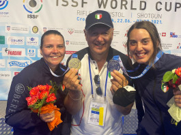 Coppa del mondo di tiro: altre tre medaglie per l’Italia Coppa del mondo di tiro: il direttore tecnico Albano Pera con Silvana Stanco, oro, e Jessica Rossi, argento