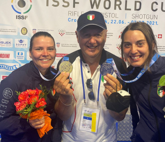 Coppa del mondo di tiro: altre tre medaglie per l’Italia Coppa del mondo di tiro: il direttore tecnico Albano Pera con Silvana Stanco, oro, e Jessica Rossi, argento