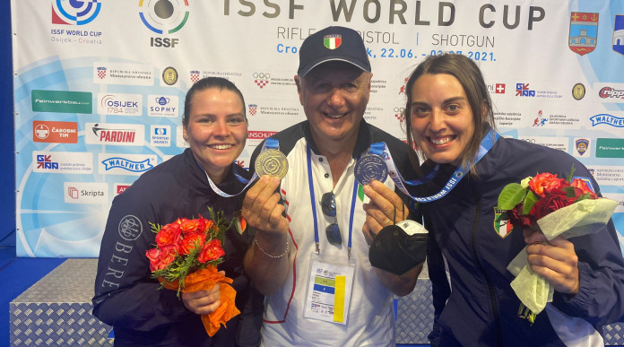 Coppa del mondo di tiro: il direttore tecnico Albano Pera con Silvana Stanco, oro, e Jessica Rossi, argento