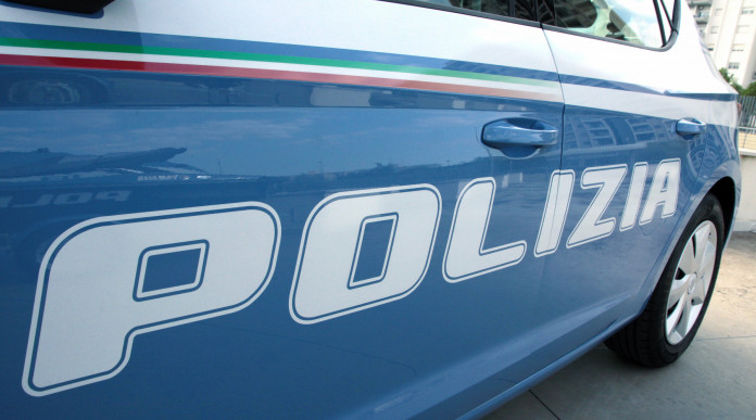 ritiro cautelare delle armi: automobile della polizia