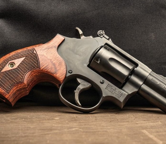Smith & Wesson Model 19 Carry Comp: più corto il revolver per il porto occulto Smith & Wesson Model 19 Carry Comp più corto il revolver per il porto occulto