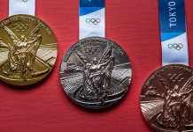 Tiro a volo a Tokyo 2020, prima medaglia olimpica per San Marino Tiro a volo a Tokyo 2020: medaglie olimpiche su fondo rosso