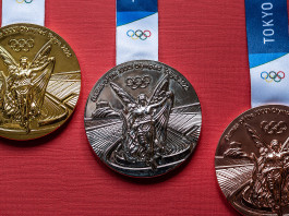 Tiro a volo a Tokyo 2020, prima medaglia olimpica per San Marino Tiro a volo a Tokyo 2020: medaglie olimpiche su fondo rosso