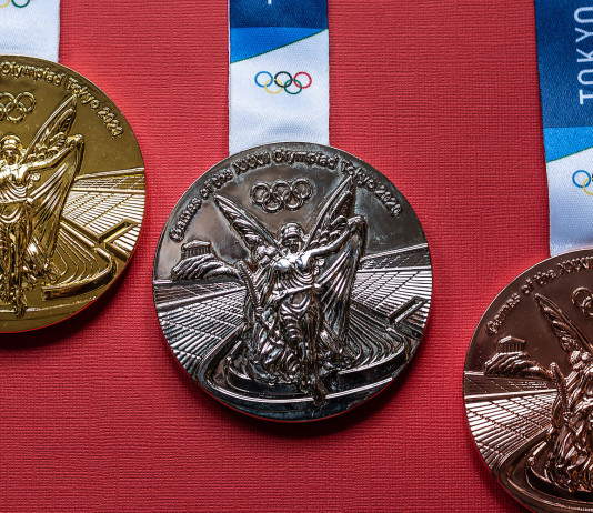 Tiro a volo a Tokyo 2020, prima medaglia olimpica per San Marino Tiro a volo a Tokyo 2020: medaglie olimpiche su fondo rosso