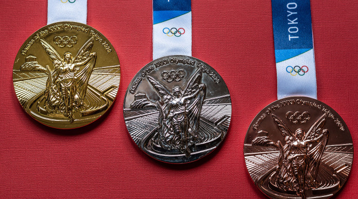 Tiro a volo a Tokyo 2020: medaglie olimpiche su fondo rosso