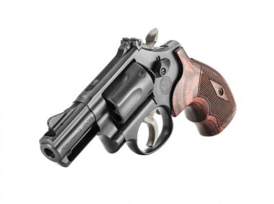 appoggiato sulla canna, il revolver Smith & Wesson Model 19 Carry Comp