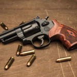 circondato da proiettili, il revolver Smith & Wesson Model 19 Carry Comp