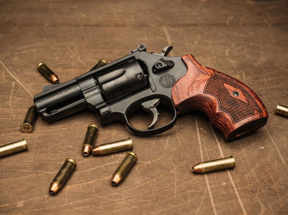 circondato da proiettili, il revolver Smith & Wesson Model 19 Carry Comp