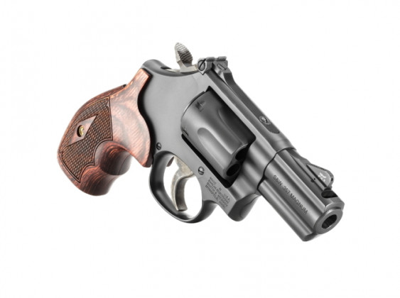 da destra, il revolver Smith & Wesson Model 19 Carry Comp appoggiato sulla canna