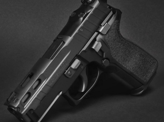 pistola sig sauer P229 con il carrello pro-cut slide