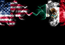 Il governo del Messico fa causa a sette produttori di armi degli Stati Uniti Il governo del Messico fa causa a sette produttori di armi degli Stati Uniti: bandiera di stati uniti e messico come fumo