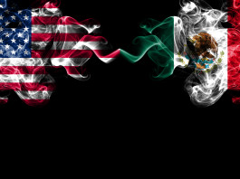 Il governo del Messico fa causa a sette produttori di armi degli Stati Uniti Il governo del Messico fa causa a sette produttori di armi degli Stati Uniti: bandiera di stati uniti e messico come fumo