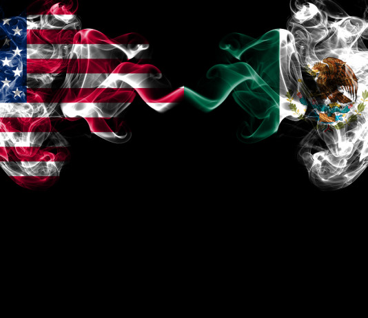 Il governo del Messico fa causa a sette produttori di armi degli Stati Uniti Il governo del Messico fa causa a sette produttori di armi degli Stati Uniti: bandiera di stati uniti e messico come fumo