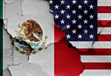 L’Nssf replica alla denuncia del governo messicano contro i produttori americani di armi L’Nssf replica alla denuncia del governo messicano contro i produttori americani di armi: bandiera di messico e stati uniti dipinta su muro