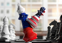 Niente armi russe in America Niente armi russe in America: scacchi con bandiera americana e russa, alfiere americano colpisce re russo