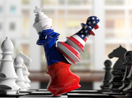 Niente armi russe in America Niente armi russe in America: scacchi con bandiera americana e russa, alfiere americano colpisce re russo