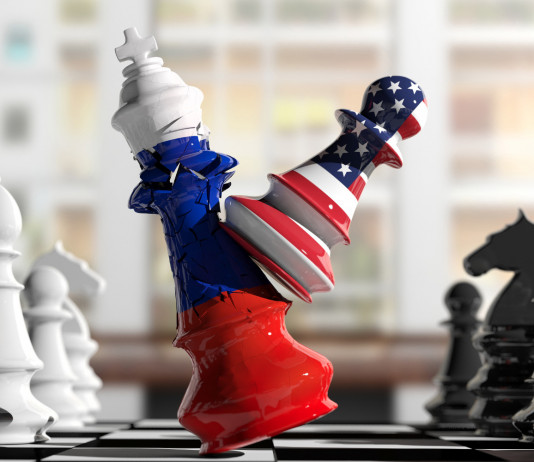 Niente armi russe in America Niente armi russe in America: scacchi con bandiera americana e russa, alfiere americano colpisce re russo