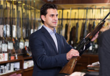 Sanzioni penali per gli armaioli, la sentenza della Corte costituzionale Sanzioni penali per gli armaioli: armaiolo vende fucile a ragazza