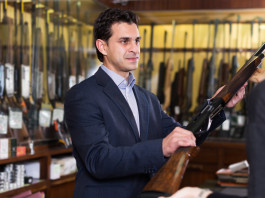 Sanzioni penali per gli armaioli, la sentenza della Corte costituzionale Sanzioni penali per gli armaioli: armaiolo vende fucile a ragazza