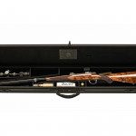 dentro la custodia, la carabina bolt action in edizione limitata Rigby Highland Stalker Nile
