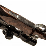 dettaglio in metallo inciso della carabina bolt-action in edizione limitata Rigby Highland Stalker Nile