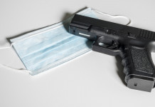 Armi in ospedale, mozione di +Europa in Lombardia Armi in ospedale: pistola e mascherina