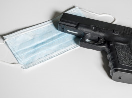 Armi in ospedale, mozione di +Europa in Lombardia Armi in ospedale: pistola e mascherina