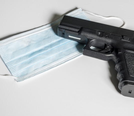 Armi in ospedale, mozione di +Europa in Lombardia Armi in ospedale: pistola e mascherina