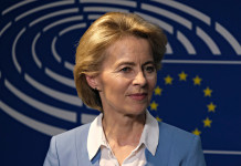 Iva sul materiale di difesa: le parole di von der Leyen Iva sul materiale da difesa: Ursula von der Leyen davanti all'immagine del parlamento europeo