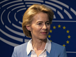 Iva sul materiale di difesa: le parole di von der Leyen Iva sul materiale da difesa: Ursula von der Leyen davanti all'immagine del parlamento europeo