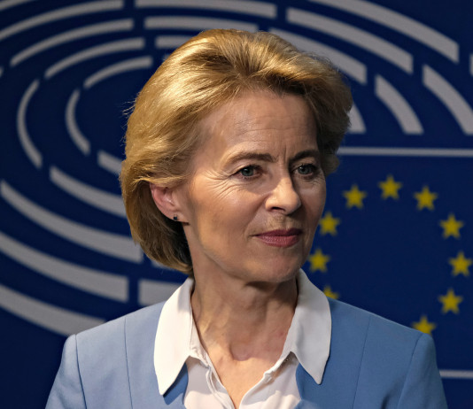Iva sul materiale di difesa: le parole di von der Leyen Iva sul materiale da difesa: Ursula von der Leyen davanti all'immagine del parlamento europeo