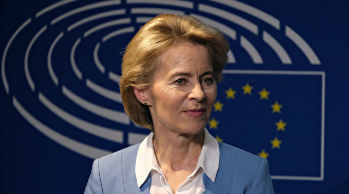 Iva sul materiale da difesa: Ursula von der Leyen davanti all'immagine del parlamento europeo