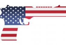 Mercato delle armi in America: ecco i numeri a settembre Mercato delle armi in America: pistola con bandiera americana