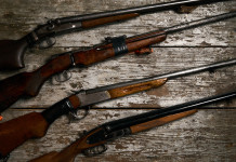 Armi in collezione: la sentenza del Tar Armi in collezione: quattro fucili su tavolo di legno