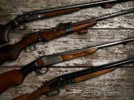 Armi in collezione: la sentenza del Tar Armi in collezione: quattro fucili su tavolo di legno