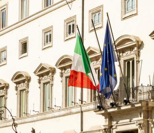 Avviato l’iter per la nomina di Vespasiano a presidente Uits Avviato l’iter per la nomina di Vespasiano a presidente Uits: facciata di palazzo chigi con bandiere di italia ed europa