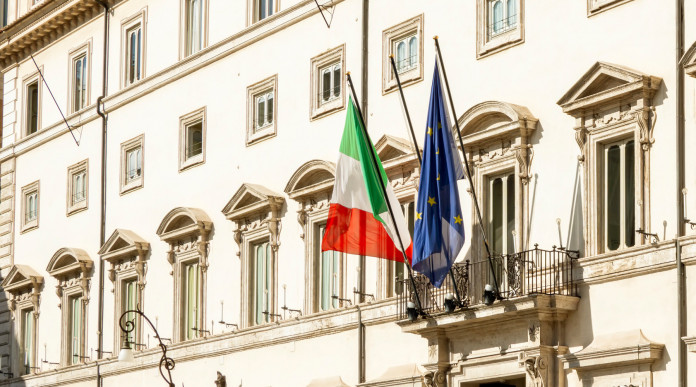 Avviato l’iter per la nomina di Vespasiano a presidente Uits: facciata di palazzo chigi con bandiere di italia ed europa