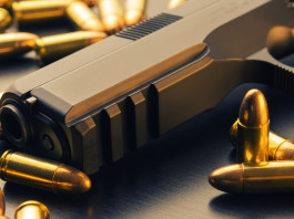 Calibro 9×19 per uso civile: Senato approva emendamento Calibro 9x19 per uso civile: pistola calibro 9 mm circondata da munizioni