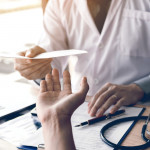 Certificato medico per il rinnovo del porto d’armi: la sentenza del Consiglio di Stato Certificato medico per il rinnovo del porto d’armi: medico porge certificato a paziente