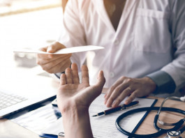 Certificato medico per il rinnovo del porto d’armi: la sentenza del Consiglio di Stato Certificato medico per il rinnovo del porto d’armi: medico porge certificato a paziente